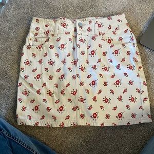 Skirt with red flower detailing denim